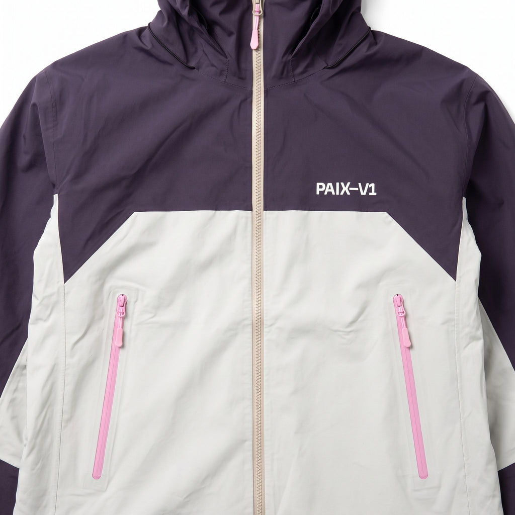 Nærbillede af PAIX-V1 PINK CODE 007-jakken: PAIX-V1-logo, pink lommelynlåse og beige lynlås foran