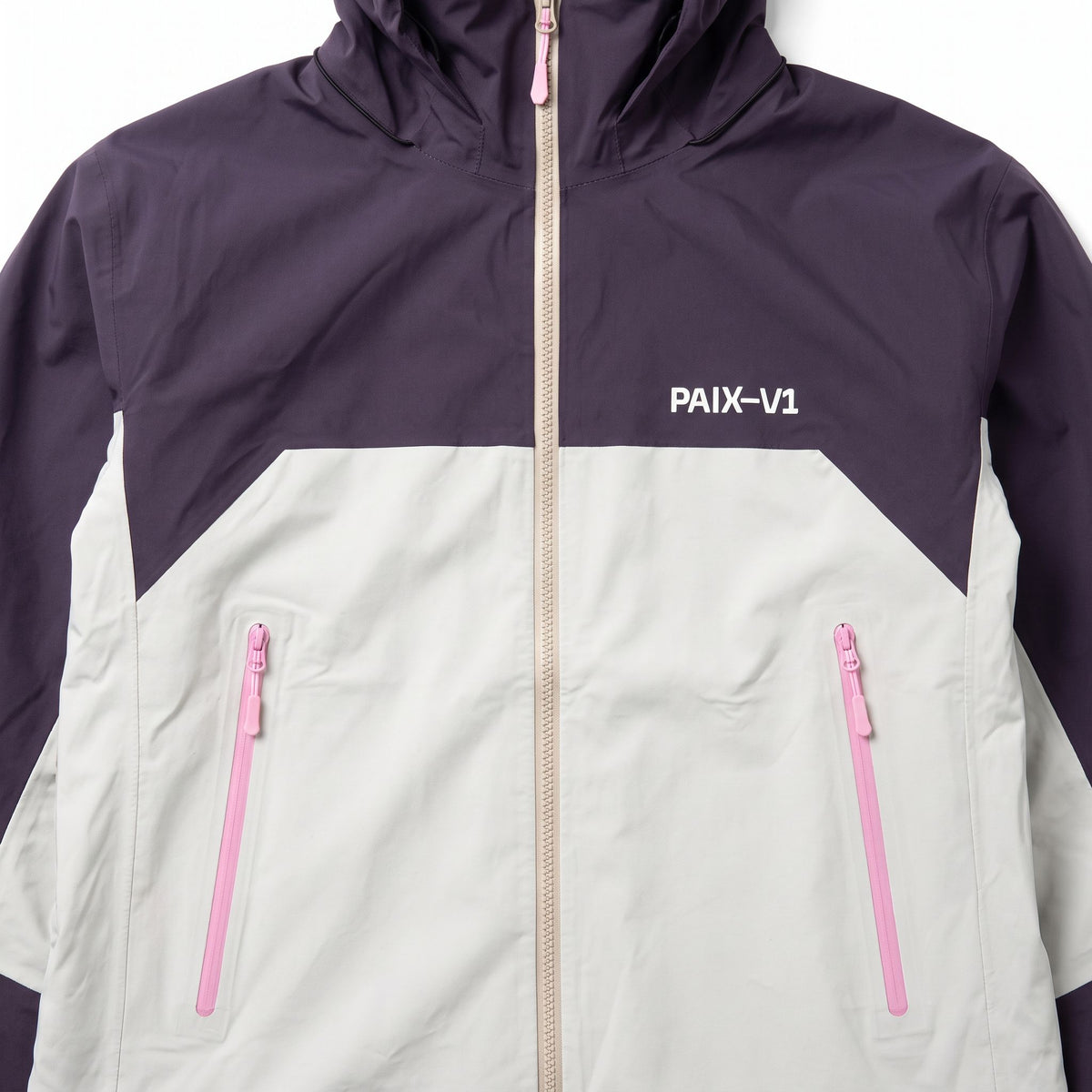 Nærbillede af PAIX-V1 PINK CODE 007-jakken: PAIX-V1-logo, pink lommelynlåse og beige lynlås foran